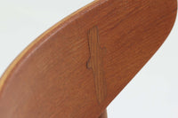 CH30は、ハンス・J・ウェグナーがデザインし、Carl Hansen & Son社によって製造された名作ダイニングチェア。チーク材とオーク材を組み合わせた美しいコントラストが特徴で、木の温もりと洗練されたフォルムが魅力です。特に背もたれと後ろ脚の繋ぎ目は、そのデザインの特徴となっており、独自性とクラフトマンシップの見本と言えるでしょう。背もたれにチーク材が使用された希少なモデルです。人気のため現在復刻されましたが、チーク材とオーク材の組み合わせはビンテージ品でのみ入手可能です。