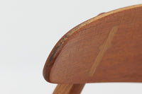 CH30は、ハンス・J・ウェグナーがデザインし、Carl Hansen & Son社によって製造された名作ダイニングチェア。チーク材とオーク材を組み合わせた美しいコントラストが特徴で、木の温もりと洗練されたフォルムが魅力です。特に背もたれと後ろ脚の繋ぎ目は、そのデザインの特徴となっており、独自性とクラフトマンシップの見本と言えるでしょう。背もたれにチーク材が使用された希少なモデルです。人気のため現在復刻されましたが、チーク材とオーク材の組み合わせはビンテージ品でのみ入手可能です。