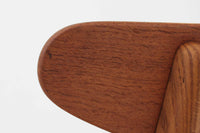 CH30は、ハンス・J・ウェグナーがデザインし、Carl Hansen & Son社によって製造された名作ダイニングチェア。チーク材とオーク材を組み合わせた美しいコントラストが特徴で、木の温もりと洗練されたフォルムが魅力です。特に背もたれと後ろ脚の繋ぎ目は、そのデザインの特徴となっており、独自性とクラフトマンシップの見本と言えるでしょう。背もたれにチーク材が使用された希少なモデルです。人気のため現在復刻されましたが、チーク材とオーク材の組み合わせはビンテージ品でのみ入手可能です。