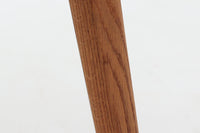 CH30は、ハンス・J・ウェグナーがデザインし、Carl Hansen & Son社によって製造された名作ダイニングチェア。チーク材とオーク材を組み合わせた美しいコントラストが特徴で、木の温もりと洗練されたフォルムが魅力です。特に背もたれと後ろ脚の繋ぎ目は、そのデザインの特徴となっており、独自性とクラフトマンシップの見本と言えるでしょう。背もたれにチーク材が使用された希少なモデルです。人気のため現在復刻されましたが、チーク材とオーク材の組み合わせはビンテージ品でのみ入手可能です。