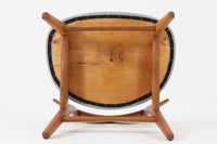 CH30は、ハンス・J・ウェグナーがデザインし、Carl Hansen & Son社によって製造された名作ダイニングチェア。チーク材とオーク材を組み合わせた美しいコントラストが特徴で、木の温もりと洗練されたフォルムが魅力です。特に背もたれと後ろ脚の繋ぎ目は、そのデザインの特徴となっており、独自性とクラフトマンシップの見本と言えるでしょう。背もたれにチーク材が使用された希少なモデルです。人気のため現在復刻されましたが、チーク材とオーク材の組み合わせはビンテージ品でのみ入手可能です。