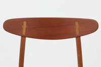 CH30は、ハンス・J・ウェグナーがデザインし、Carl Hansen & Son社によって製造された名作ダイニングチェア。チーク材とオーク材を組み合わせた美しいコントラストが特徴で、木の温もりと洗練されたフォルムが魅力です。特に背もたれと後ろ脚の繋ぎ目は、そのデザインの特徴となっており、独自性とクラフトマンシップの見本と言えるでしょう。背もたれにチーク材が使用された希少なモデルです。人気のため現在復刻されましたが、チーク材とオーク材の組み合わせはビンテージ品でのみ入手可能です。