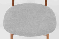 CH30は、ハンス・J・ウェグナーがデザインし、Carl Hansen & Son社によって製造された名作ダイニングチェア。チーク材とオーク材を組み合わせた美しいコントラストが特徴で、木の温もりと洗練されたフォルムが魅力です。特に背もたれと後ろ脚の繋ぎ目は、そのデザインの特徴となっており、独自性とクラフトマンシップの見本と言えるでしょう。背もたれにチーク材が使用された希少なモデルです。人気のため現在復刻されましたが、チーク材とオーク材の組み合わせはビンテージ品でのみ入手可能です。