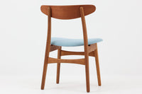 CH30は、ハンス・J・ウェグナーがデザインし、Carl Hansen & Son社によって製造された名作ダイニングチェア。チーク材とオーク材を組み合わせた美しいコントラストが特徴で、木の温もりと洗練されたフォルムが魅力です。特に背もたれと後ろ脚の繋ぎ目は、そのデザインの特徴となっており、独自性とクラフトマンシップの見本と言えるでしょう。背もたれにチーク材が使用された希少なモデルです。人気のため現在復刻されましたが、チーク材とオーク材の組み合わせはビンテージ品でのみ入手可能です。