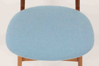 CH30は、ハンス・J・ウェグナーがデザインし、Carl Hansen & Son社によって製造された名作ダイニングチェア。チーク材とオーク材を組み合わせた美しいコントラストが特徴で、木の温もりと洗練されたフォルムが魅力です。特に背もたれと後ろ脚の繋ぎ目は、そのデザインの特徴となっており、独自性とクラフトマンシップの見本と言えるでしょう。背もたれにチーク材が使用された希少なモデルです。人気のため現在復刻されましたが、チーク材とオーク材の組み合わせはビンテージ品でのみ入手可能です。