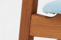 CH30は、ハンス・J・ウェグナーがデザインし、Carl Hansen & Son社によって製造された名作ダイニングチェア。チーク材とオーク材を組み合わせた美しいコントラストが特徴で、木の温もりと洗練されたフォルムが魅力です。特に背もたれと後ろ脚の繋ぎ目は、そのデザインの特徴となっており、独自性とクラフトマンシップの見本と言えるでしょう。背もたれにチーク材が使用された希少なモデルです。人気のため現在復刻されましたが、チーク材とオーク材の組み合わせはビンテージ品でのみ入手可能です。