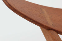 CH30は、ハンス・J・ウェグナーがデザインし、Carl Hansen & Son社によって製造された名作ダイニングチェア。チーク材とオーク材を組み合わせた美しいコントラストが特徴で、木の温もりと洗練されたフォルムが魅力です。特に背もたれと後ろ脚の繋ぎ目は、そのデザインの特徴となっており、独自性とクラフトマンシップの見本と言えるでしょう。背もたれにチーク材が使用された希少なモデルです。人気のため現在復刻されましたが、チーク材とオーク材の組み合わせはビンテージ品でのみ入手可能です。