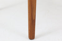 CH30は、ハンス・J・ウェグナーがデザインし、Carl Hansen & Son社によって製造された名作ダイニングチェア。チーク材とオーク材を組み合わせた美しいコントラストが特徴で、木の温もりと洗練されたフォルムが魅力です。特に背もたれと後ろ脚の繋ぎ目は、そのデザインの特徴となっており、独自性とクラフトマンシップの見本と言えるでしょう。背もたれにチーク材が使用された希少なモデルです。人気のため現在復刻されましたが、チーク材とオーク材の組み合わせはビンテージ品でのみ入手可能です。