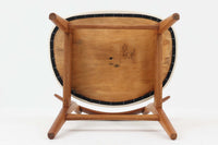 CH30は、ハンス・J・ウェグナーがデザインし、Carl Hansen & Son社によって製造された名作ダイニングチェア。チーク材とオーク材を組み合わせた美しいコントラストが特徴で、木の温もりと洗練されたフォルムが魅力です。特に背もたれと後ろ脚の繋ぎ目は、そのデザインの特徴となっており、独自性とクラフトマンシップの見本と言えるでしょう。背もたれにチーク材が使用された希少なモデルです。人気のため現在復刻されましたが、チーク材とオーク材の組み合わせはビンテージ品でのみ入手可能です。