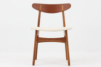 CH30は、ハンス・J・ウェグナーがデザインし、Carl Hansen & Son社によって製造された名作ダイニングチェア。チーク材とオーク材を組み合わせた美しいコントラストが特徴で、木の温もりと洗練されたフォルムが魅力です。特に背もたれと後ろ脚の繋ぎ目は、そのデザインの特徴となっており、独自性とクラフトマンシップの見本と言えるでしょう。背もたれにチーク材が使用された希少なモデルです。人気のため現在復刻されましたが、チーク材とオーク材の組み合わせはビンテージ品でのみ入手可能です。