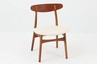 CH30は、ハンス・J・ウェグナーがデザインし、Carl Hansen & Son社によって製造された名作ダイニングチェア。チーク材とオーク材を組み合わせた美しいコントラストが特徴で、木の温もりと洗練されたフォルムが魅力です。特に背もたれと後ろ脚の繋ぎ目は、そのデザインの特徴となっており、独自性とクラフトマンシップの見本と言えるでしょう。背もたれにチーク材が使用された希少なモデルです。人気のため現在復刻されましたが、チーク材とオーク材の組み合わせはビンテージ品でのみ入手可能です。