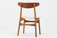 CH30は、ハンス・J・ウェグナーがデザインし、Carl Hansen & Son社によって製造された名作ダイニングチェア。チーク材とオーク材を組み合わせた美しいコントラストが特徴で、木の温もりと洗練されたフォルムが魅力です。特に背もたれと後ろ脚の繋ぎ目は、そのデザインの特徴となっており、独自性とクラフトマンシップの見本と言えるでしょう。背もたれにチーク材が使用された希少なモデルです。人気のため現在復刻されましたが、チーク材とオーク材の組み合わせはビンテージ品でのみ入手可能です。