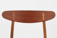 CH30は、ハンス・J・ウェグナーがデザインし、Carl Hansen & Son社によって製造された名作ダイニングチェア。チーク材とオーク材を組み合わせた美しいコントラストが特徴で、木の温もりと洗練されたフォルムが魅力です。特に背もたれと後ろ脚の繋ぎ目は、そのデザインの特徴となっており、独自性とクラフトマンシップの見本と言えるでしょう。背もたれにチーク材が使用された希少なモデルです。人気のため現在復刻されましたが、チーク材とオーク材の組み合わせはビンテージ品でのみ入手可能です。