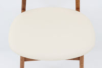 CH30は、ハンス・J・ウェグナーがデザインし、Carl Hansen & Son社によって製造された名作ダイニングチェア。チーク材とオーク材を組み合わせた美しいコントラストが特徴で、木の温もりと洗練されたフォルムが魅力です。特に背もたれと後ろ脚の繋ぎ目は、そのデザインの特徴となっており、独自性とクラフトマンシップの見本と言えるでしょう。背もたれにチーク材が使用された希少なモデルです。人気のため現在復刻されましたが、チーク材とオーク材の組み合わせはビンテージ品でのみ入手可能です。