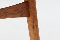 CH30は、ハンス・J・ウェグナーがデザインし、Carl Hansen & Son社によって製造された名作ダイニングチェア。チーク材とオーク材を組み合わせた美しいコントラストが特徴で、木の温もりと洗練されたフォルムが魅力です。特に背もたれと後ろ脚の繋ぎ目は、そのデザインの特徴となっており、独自性とクラフトマンシップの見本と言えるでしょう。背もたれにチーク材が使用された希少なモデルです。人気のため現在復刻されましたが、チーク材とオーク材の組み合わせはビンテージ品でのみ入手可能です。