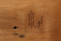 CH30は、ハンス・J・ウェグナーがデザインし、Carl Hansen & Son社によって製造された名作ダイニングチェア。チーク材とオーク材を組み合わせた美しいコントラストが特徴で、木の温もりと洗練されたフォルムが魅力です。特に背もたれと後ろ脚の繋ぎ目は、そのデザインの特徴となっており、独自性とクラフトマンシップの見本と言えるでしょう。背もたれにチーク材が使用された希少なモデルです。人気のため現在復刻されましたが、チーク材とオーク材の組み合わせはビンテージ品でのみ入手可能です。