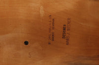 CH30は、ハンス・J・ウェグナーがデザインし、Carl Hansen & Son社によって製造された名作ダイニングチェア。チーク材とオーク材を組み合わせた美しいコントラストが特徴で、木の温もりと洗練されたフォルムが魅力です。特に背もたれと後ろ脚の繋ぎ目は、そのデザインの特徴となっており、独自性とクラフトマンシップの見本と言えるでしょう。背もたれにチーク材が使用された希少なモデルです。人気のため現在復刻されましたが、チーク材とオーク材の組み合わせはビンテージ品でのみ入手可能です。