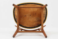 CH30は、ハンス・J・ウェグナーがデザインし、Carl Hansen & Son社によって製造された名作ダイニングチェア。チーク材とオーク材を組み合わせた美しいコントラストが特徴で、木の温もりと洗練されたフォルムが魅力です。特に背もたれと後ろ脚の繋ぎ目は、そのデザインの特徴となっており、独自性とクラフトマンシップの見本と言えるでしょう。背もたれにチーク材が使用された希少なモデルです。人気のため現在復刻されましたが、チーク材とオーク材の組み合わせはビンテージ品でのみ入手可能です。