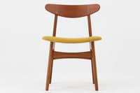 CH30は、ハンス・J・ウェグナーがデザインし、Carl Hansen & Son社によって製造された名作ダイニングチェア。チーク材とオーク材を組み合わせた美しいコントラストが特徴で、木の温もりと洗練されたフォルムが魅力です。特に背もたれと後ろ脚の繋ぎ目は、そのデザインの特徴となっており、独自性とクラフトマンシップの見本と言えるでしょう。背もたれにチーク材が使用された希少なモデルです。人気のため現在復刻されましたが、チーク材とオーク材の組み合わせはビンテージ品でのみ入手可能です。