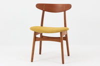 CH30は、ハンス・J・ウェグナーがデザインし、Carl Hansen & Son社によって製造された名作ダイニングチェア。チーク材とオーク材を組み合わせた美しいコントラストが特徴で、木の温もりと洗練されたフォルムが魅力です。特に背もたれと後ろ脚の繋ぎ目は、そのデザインの特徴となっており、独自性とクラフトマンシップの見本と言えるでしょう。背もたれにチーク材が使用された希少なモデルです。人気のため現在復刻されましたが、チーク材とオーク材の組み合わせはビンテージ品でのみ入手可能です。