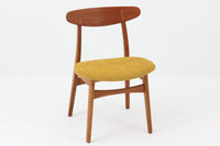 CH30は、ハンス・J・ウェグナーがデザインし、Carl Hansen & Son社によって製造された名作ダイニングチェア。チーク材とオーク材を組み合わせた美しいコントラストが特徴で、木の温もりと洗練されたフォルムが魅力です。特に背もたれと後ろ脚の繋ぎ目は、そのデザインの特徴となっており、独自性とクラフトマンシップの見本と言えるでしょう。背もたれにチーク材が使用された希少なモデルです。人気のため現在復刻されましたが、チーク材とオーク材の組み合わせはビンテージ品でのみ入手可能です。