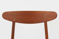 CH30は、ハンス・J・ウェグナーがデザインし、Carl Hansen & Son社によって製造された名作ダイニングチェア。チーク材とオーク材を組み合わせた美しいコントラストが特徴で、木の温もりと洗練されたフォルムが魅力です。特に背もたれと後ろ脚の繋ぎ目は、そのデザインの特徴となっており、独自性とクラフトマンシップの見本と言えるでしょう。背もたれにチーク材が使用された希少なモデルです。人気のため現在復刻されましたが、チーク材とオーク材の組み合わせはビンテージ品でのみ入手可能です。