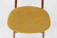 CH30は、ハンス・J・ウェグナーがデザインし、Carl Hansen & Son社によって製造された名作ダイニングチェア。チーク材とオーク材を組み合わせた美しいコントラストが特徴で、木の温もりと洗練されたフォルムが魅力です。特に背もたれと後ろ脚の繋ぎ目は、そのデザインの特徴となっており、独自性とクラフトマンシップの見本と言えるでしょう。背もたれにチーク材が使用された希少なモデルです。人気のため現在復刻されましたが、チーク材とオーク材の組み合わせはビンテージ品でのみ入手可能です。