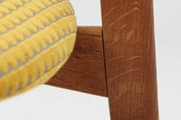 CH30は、ハンス・J・ウェグナーがデザインし、Carl Hansen & Son社によって製造された名作ダイニングチェア。チーク材とオーク材を組み合わせた美しいコントラストが特徴で、木の温もりと洗練されたフォルムが魅力です。特に背もたれと後ろ脚の繋ぎ目は、そのデザインの特徴となっており、独自性とクラフトマンシップの見本と言えるでしょう。背もたれにチーク材が使用された希少なモデルです。人気のため現在復刻されましたが、チーク材とオーク材の組み合わせはビンテージ品でのみ入手可能です。