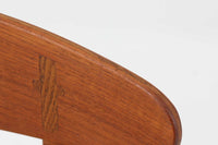 CH30は、ハンス・J・ウェグナーがデザインし、Carl Hansen & Son社によって製造された名作ダイニングチェア。チーク材とオーク材を組み合わせた美しいコントラストが特徴で、木の温もりと洗練されたフォルムが魅力です。特に背もたれと後ろ脚の繋ぎ目は、そのデザインの特徴となっており、独自性とクラフトマンシップの見本と言えるでしょう。背もたれにチーク材が使用された希少なモデルです。人気のため現在復刻されましたが、チーク材とオーク材の組み合わせはビンテージ品でのみ入手可能です。