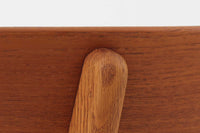 CH30は、ハンス・J・ウェグナーがデザインし、Carl Hansen & Son社によって製造された名作ダイニングチェア。チーク材とオーク材を組み合わせた美しいコントラストが特徴で、木の温もりと洗練されたフォルムが魅力です。特に背もたれと後ろ脚の繋ぎ目は、そのデザインの特徴となっており、独自性とクラフトマンシップの見本と言えるでしょう。背もたれにチーク材が使用された希少なモデルです。人気のため現在復刻されましたが、チーク材とオーク材の組み合わせはビンテージ品でのみ入手可能です。