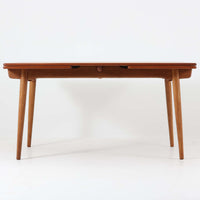 Hans J. Wegnerがデザインを手がけ、Andreas Tuck社から発表されたエクステンションダイニングテーブル「AT312」は、チークとオークのコントラストが美しい北欧ビンテージの名作です。幅140cmから240cmまで拡張可能な機能的な構造により、日常使いから来客時まで柔軟に対応します。緩やかにテーパーした脚部や天板縁の繊細な面取りなど、細部にまでウェグナーの美意識が息づいており、使い込むほどに味わいを深める逸品です。