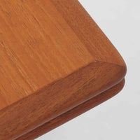 Hans J. Wegnerがデザインを手がけ、Andreas Tuck社から発表されたエクステンションダイニングテーブル「AT312」は、チークとオークのコントラストが美しい北欧ビンテージの名作です。幅140cmから240cmまで拡張可能な機能的な構造により、日常使いから来客時まで柔軟に対応します。緩やかにテーパーした脚部や天板縁の繊細な面取りなど、細部にまでウェグナーの美意識が息づいており、使い込むほどに味わいを深める逸品です。