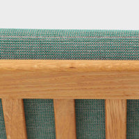 デンマークの国民的ブランドFDBによるビンテージのイージーチェア「J53」。デザイナーは北欧モダンデザインの旗手、Poul M. Volther(ポール・M・ヴォルター)。J53は同氏が手掛けたJシリーズの中でも希少なラウンジチェアタイプで、ゆったりとした座り心地とシンプルな構造美が魅力です。フレームには美しい木目を持つオーク材が使用されており、ナチュラルな風合いが北欧らしい温もりを感じさせます。背面の縦格子デザインや、柔らかくカーブしたアームの形状にも同氏ならではのディテールが感じられます。クッションは新たに張り替え済みで、清潔感のあるグレー系のファブリックが品のある印象を与えます。座面裏FDBのロゴがございます。