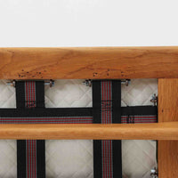 デンマークの国民的ブランドFDBによるビンテージのイージーチェア「J53」。デザイナーは北欧モダンデザインの旗手、Poul M. Volther(ポール・M・ヴォルター)。J53は同氏が手掛けたJシリーズの中でも希少なラウンジチェアタイプで、ゆったりとした座り心地とシンプルな構造美が魅力です。フレームには美しい木目を持つオーク材が使用されており、ナチュラルな風合いが北欧らしい温もりを感じさせます。背面の縦格子デザインや、柔らかくカーブしたアームの形状にも同氏ならではのディテールが感じられます。クッションは新たに張り替え済みで、清潔感のあるグレー系のファブリックが品のある印象を与えます。座面裏FDBのロゴがございます。