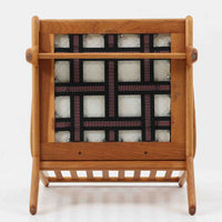 デンマークの国民的ブランドFDBによるビンテージのイージーチェア「J53」。デザイナーは北欧モダンデザインの旗手、Poul M. Volther(ポール・M・ヴォルター)。J53は同氏が手掛けたJシリーズの中でも希少なラウンジチェアタイプで、ゆったりとした座り心地とシンプルな構造美が魅力です。フレームには美しい木目を持つオーク材が使用されており、ナチュラルな風合いが北欧らしい温もりを感じさせます。背面の縦格子デザインや、柔らかくカーブしたアームの形状にも同氏ならではのディテールが感じられます。クッションは新たに張り替え済みで、清潔感のあるグレー系のファブリックが品のある印象を与えます。座面裏FDBのロゴがございます。