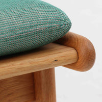 デンマークの国民的ブランドFDBによるビンテージのイージーチェア「J53」。デザイナーは北欧モダンデザインの旗手、Poul M. Volther(ポール・M・ヴォルター)。J53は同氏が手掛けたJシリーズの中でも希少なラウンジチェアタイプで、ゆったりとした座り心地とシンプルな構造美が魅力です。フレームには美しい木目を持つオーク材が使用されており、ナチュラルな風合いが北欧らしい温もりを感じさせます。背面の縦格子デザインや、柔らかくカーブしたアームの形状にも同氏ならではのディテールが感じられます。クッションは新たに張り替え済みで、清潔感のあるグレー系のファブリックが品のある印象を与えます。座面裏FDBのロゴがございます。