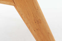 デンマークの国民的ブランドFDBによるビンテージのイージーチェア「J53」。デザイナーは北欧モダンデザインの旗手、Poul m. Volther(ポール・m・ヴォルター)。J53は同氏が手掛けたJシリーズの中でも希少なラウンジチェアタイプで、ゆったりとした座り心地とシンプルな構造美が魅力です。フレームには美しい木目を持つオーク材が使用されており、ナチュラルな風合いが北欧らしい温もりを感じさせます。背面の縦格子デザインや、柔らかくカーブしたアームの形状にも同氏ならではのディテールが感じられます。クッションは新たに張り替え済みで、清潔感のあるアイボリー系のファブリックが品のある印象を与えます。背面に「mADE IN DENmARK」およびFDBの刻印あり。