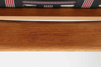 デンマークの国民的ブランドFDBによるビンテージのイージーチェア「J53」。デザイナーは北欧モダンデザインの旗手、Poul m. Volther(ポール・m・ヴォルター)。J53は同氏が手掛けたJシリーズの中でも希少なラウンジチェアタイプで、ゆったりとした座り心地とシンプルな構造美が魅力です。フレームには美しい木目を持つオーク材が使用されており、ナチュラルな風合いが北欧らしい温もりを感じさせます。背面の縦格子デザインや、柔らかくカーブしたアームの形状にも同氏ならではのディテールが感じられます。クッションは新たに張り替え済みで、清潔感のあるアイボリー系のファブリックが品のある印象を与えます。背面に「mADE IN DENmARK」およびFDBの刻印あり。