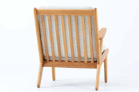 デンマークの国民的ブランドFDBによるビンテージのイージーチェア「J53」。デザイナーは北欧モダンデザインの旗手、Poul m. Volther(ポール・m・ヴォルター)。J53は同氏が手掛けたJシリーズの中でも希少なラウンジチェアタイプで、ゆったりとした座り心地とシンプルな構造美が魅力です。フレームには美しい木目を持つオーク材が使用されており、ナチュラルな風合いが北欧らしい温もりを感じさせます。背面の縦格子デザインや、柔らかくカーブしたアームの形状にも同氏ならではのディテールが感じられます。クッションは新たに張り替え済みで、清潔感のあるアイボリー系のファブリックが品のある印象を与えます。背面に「mADE IN DENmARK」およびFDBの刻印あり。