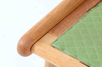 デンマークの国民的ブランドFDBによるビンテージのイージーチェア「J53」。デザイナーは北欧モダンデザインの旗手、Poul m. Volther(ポール・m・ヴォルター)。J53は同氏が手掛けたJシリーズの中でも希少なラウンジチェアタイプで、ゆったりとした座り心地とシンプルな構造美が魅力です。フレームには美しい木目を持つオーク材が使用されており、ナチュラルな風合いが北欧らしい温もりを感じさせます。背面の縦格子デザインや、柔らかくカーブしたアームの形状にも同氏ならではのディテールが感じられます。クッションは新たに張り替え済みで、清潔感のあるアイボリー系のファブリックが品のある印象を与えます。背面に「mADE IN DENmARK」およびFDBの刻印あり。