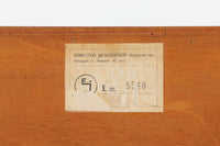 北欧より買い付けたローボードです。Gunni Omannのデザインの中でも、特に小ぶりなローボードは非常に希少で、現地でもなかなか見かけることはありません。幅85cmとコンパクトながら、引き出しが3杯、さらにドロップダウン式の開き戸も備えており、機能性に優れています。脚のデザインもGunni Omannならではの特徴的なもので、クオリティーの高い作品です。良質なチーク材が使用されており、経年によって変化した色味が魅力的です。