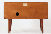 北欧より買い付けたローボードです。Gunni Omannのデザインの中でも、特に小ぶりなローボードは非常に希少で、現地でもなかなか見かけることはありません。幅85cmとコンパクトながら、引き出しが3杯、さらにドロップダウン式の開き戸も備えており、機能性に優れています。脚のデザインもGunni Omannならではの特徴的なもので、クオリティーの高い作品です。良質なチーク材が使用されており、経年によって変化した色味が魅力的です。