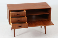 北欧より買い付けたローボードです。Gunni Omannのデザインの中でも、特に小ぶりなローボードは非常に希少で、現地でもなかなか見かけることはありません。幅85cmとコンパクトながら、引き出しが3杯、さらにドロップダウン式の開き戸も備えており、機能性に優れています。脚のデザインもGunni Omannならではの特徴的なもので、クオリティーの高い作品です。良質なチーク材が使用されており、経年によって変化した色味が魅力的です。