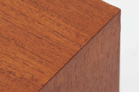 北欧より買い付けたローボードです。Gunni Omannのデザインの中でも、特に小ぶりなローボードは非常に希少で、現地でもなかなか見かけることはありません。幅85cmとコンパクトながら、引き出しが3杯、さらにドロップダウン式の開き戸も備えており、機能性に優れています。脚のデザインもGunni Omannならではの特徴的なもので、クオリティーの高い作品です。良質なチーク材が使用されており、経年によって変化した色味が魅力的です。