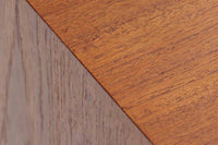 北欧より買い付けたローボードです。Gunni Omannのデザインの中でも、特に小ぶりなローボードは非常に希少で、現地でもなかなか見かけることはありません。幅85cmとコンパクトながら、引き出しが3杯、さらにドロップダウン式の開き戸も備えており、機能性に優れています。脚のデザインもGunni Omannならではの特徴的なもので、クオリティーの高い作品です。良質なチーク材が使用されており、経年によって変化した色味が魅力的です。