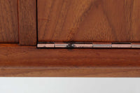 北欧より買い付けたローボードです。Gunni Omannのデザインの中でも、特に小ぶりなローボードは非常に希少で、現地でもなかなか見かけることはありません。幅85cmとコンパクトながら、引き出しが3杯、さらにドロップダウン式の開き戸も備えており、機能性に優れています。脚のデザインもGunni Omannならではの特徴的なもので、クオリティーの高い作品です。良質なチーク材が使用されており、経年によって変化した色味が魅力的です。