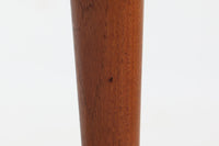 北欧より買い付けたローボードです。Gunni Omannのデザインの中でも、特に小ぶりなローボードは非常に希少で、現地でもなかなか見かけることはありません。幅85cmとコンパクトながら、引き出しが3杯、さらにドロップダウン式の開き戸も備えており、機能性に優れています。脚のデザインもGunni Omannならではの特徴的なもので、クオリティーの高い作品です。良質なチーク材が使用されており、経年によって変化した色味が魅力的です。