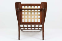 北欧から買い付けた「GE375」は、快適な座り心地を提供するだけでなく、ヘッドレストの位置を調整できる点も魅力的です。ウェグナーの作品の中でも特筆すべきは、その柔軟性と機能性です。GE375同士であれば、ソファを分解して組み合わせることで、様々なレイアウトに対応可能です。こちらはアーム付きモデルで、GE375では珍しいスモークドオーク材が使用されています。この素材は、チーク材の家具との調和を考慮して設計され、1950年代のデンマークで伝統的に用いられていた染色方法です。