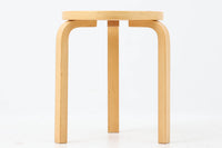 北欧より買い付けたアアルトデザインの1970年~1980年代頃に製造されたと思われるスツールです。座面に経年変化が楽しめるリノリウム素材が使用されています。経年により色味が濃くなったバーチ材が魅力的です。