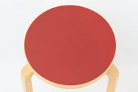 北欧より買い付けたアアルトデザインの1970年~1980年代頃に製造されたと思われるスツールです。座面に経年変化が楽しめるリノリウム素材が使用されています。経年により色味が濃くなったバーチ材が魅力的です。